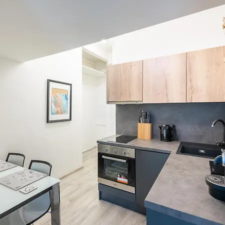 By The Metro With Private Parking Apartment *