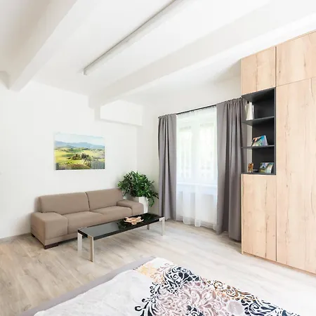 By The Metro With Private Parking Apartamento Praga